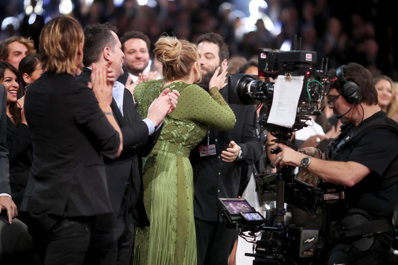 Adele dio a conocer que tenía una relación con Simon en enero de 2012 a través de su blog. En junio de ese mismo año anunció que estaba embarazada del pequeño Angelo, quien nació el 19 de octubre.
<br>