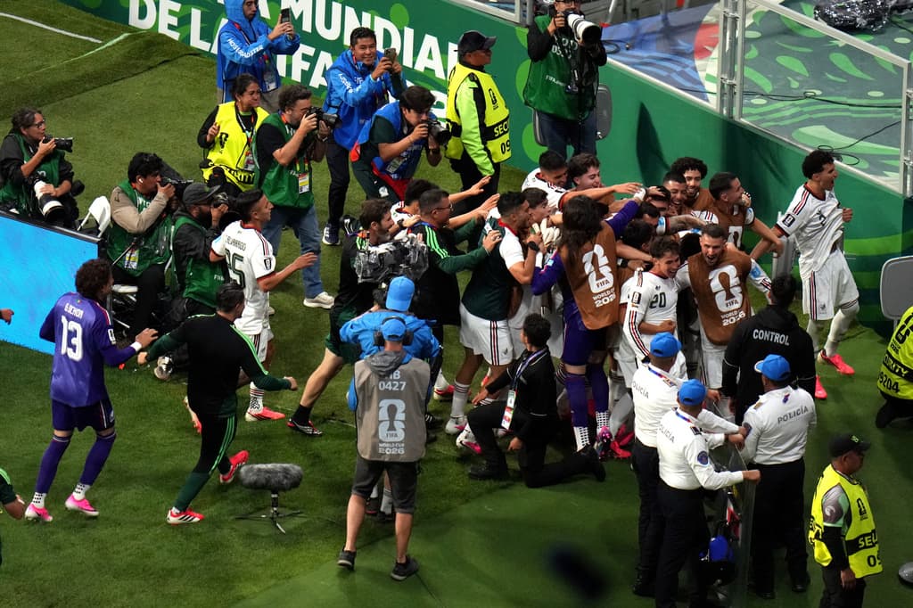 El mexicano Mateo Chávez celebra tras marcar el primer gol durante el partido