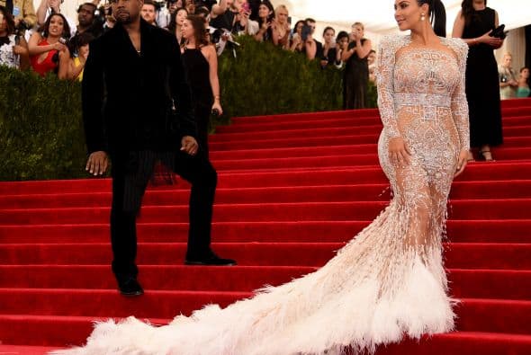 Los fotógrafos se dieron vuelo retratando la cola de Kim.