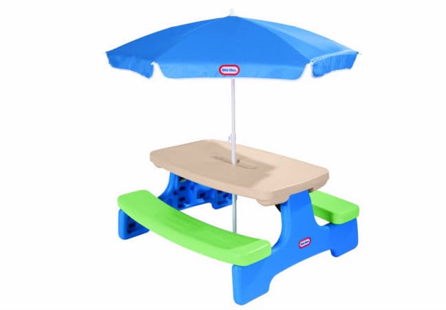 - Little Tikes Easy Store Picnic Table with Umbrella (69.99 dólares)