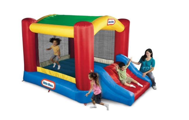 Amazon presentó su primera lista de juguetes recomendados para el verano, que incluyen juegos y juguetes para días de playa, para días de lluvia y juguetes para incentivar la creatividad y enseñarles a los niños principios de la ciencia e ingeniería, y mantenerlos aprendiendo durante las vacaciones. Estos son algunos de los juguetes que, según Amazon, serán los más populares del verano. Little Tikes Shady Jump n Slide Bouncer (249 dólares)