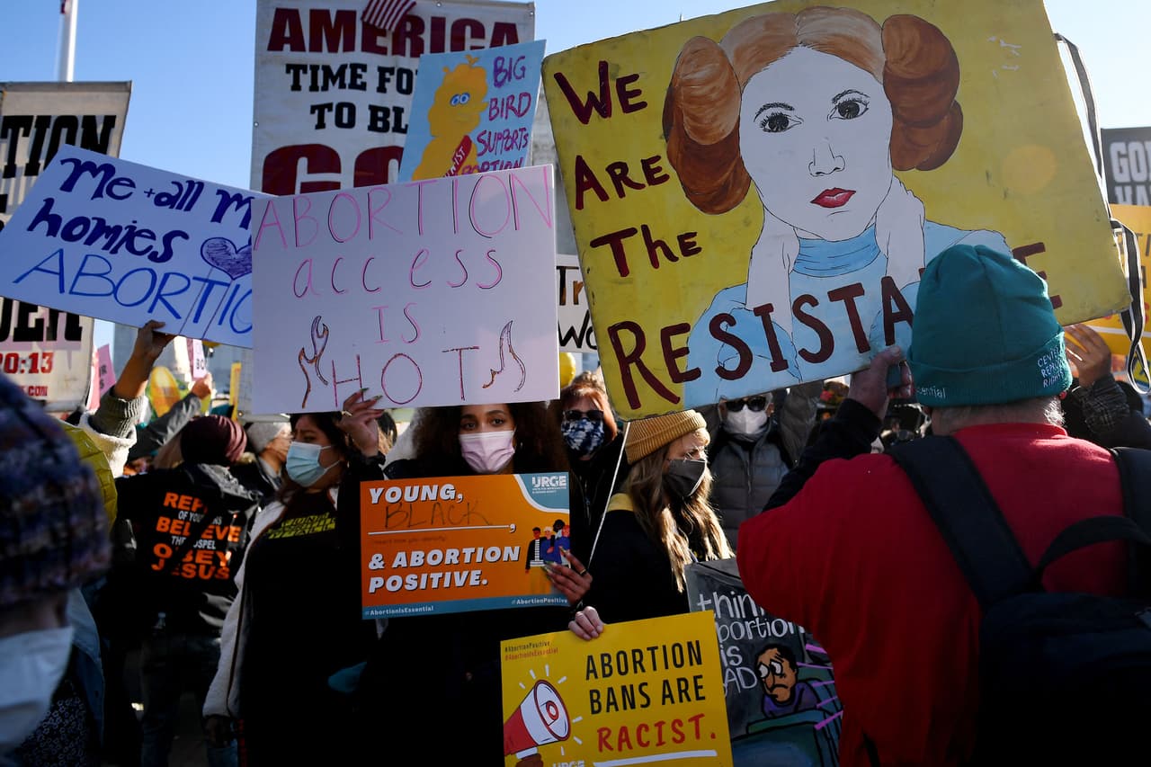 <b>“Somos la resistencia”</b>, se lee en el cartel de la derecha, y “la prohibición del aborto es racista”, dice en la parte baja de la foto. 
<br>
<br>Según los Centros para el Control y la Prevención de Enfermedades, más del 90% de los abortos se realizan en las primeras 13 semanas de embarazo, mucho antes del 'punto de viabilidad'.
<br>