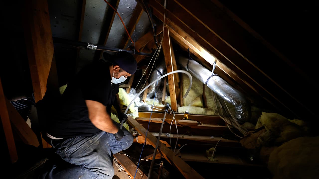 Las ciudades 
<a href="https://www.univision.com/local/houston-kxln/cancelan-aviso-de-hervir-el-agua-en-varias-ciudades-y-condados-del-sureste-de-texas">emitieron avisos de hervir el agua</a> por la baja presión y tuberías rotas.