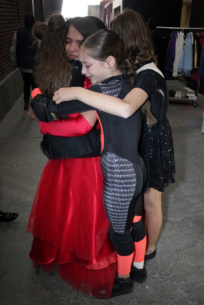 En backstage, los amigos de los eliminados los esperaban para despedirse. Los niños habían hecho una gran amistad.