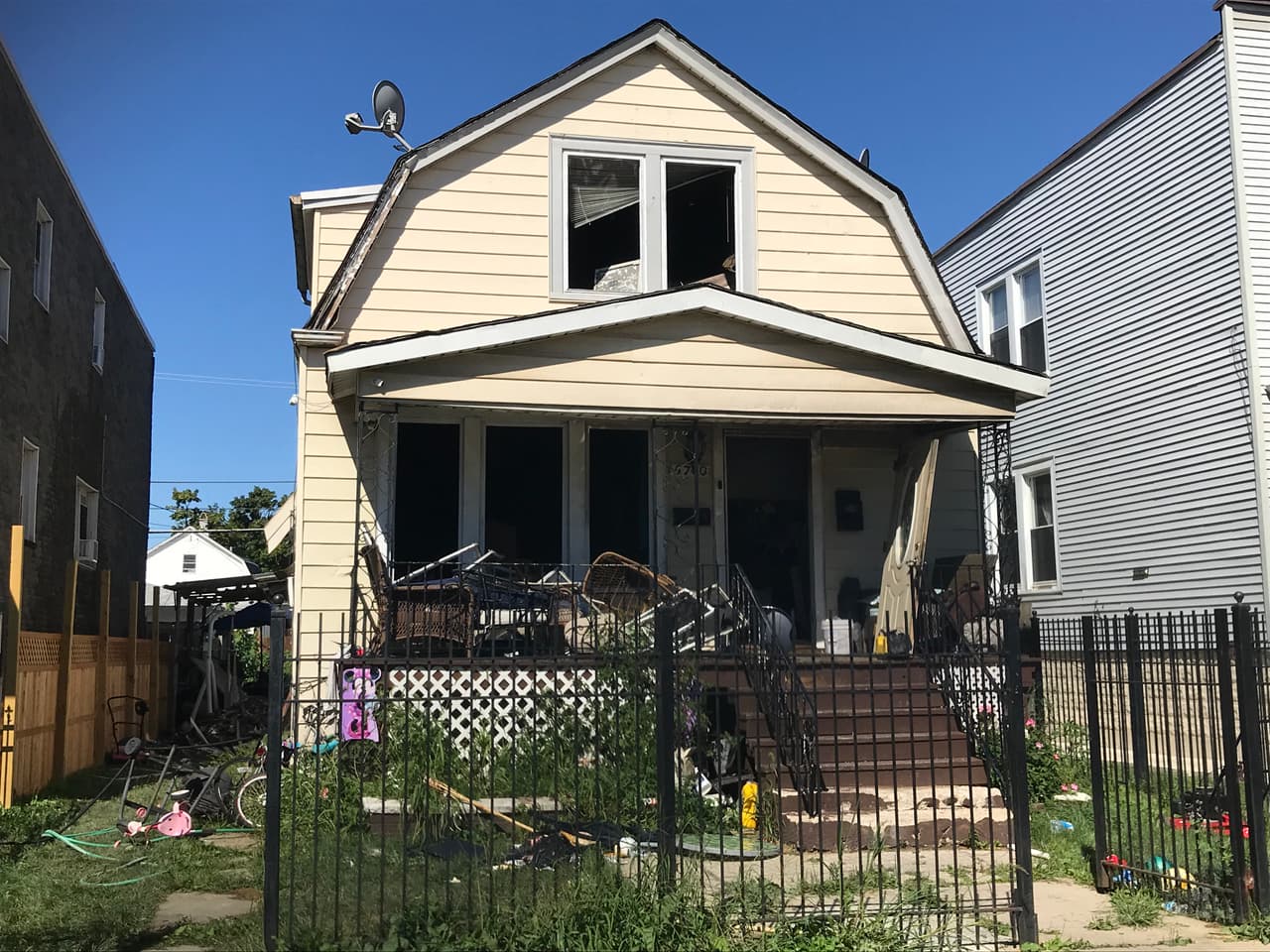 El Departamento de Bomberos de Chicago bomberos llegaron alrededor de las 4:20 a.m. a la cuadra 5700 de sur de la avenida Washtenaw. Los familiares les dijeron que la niña estaba atrapada adentro.