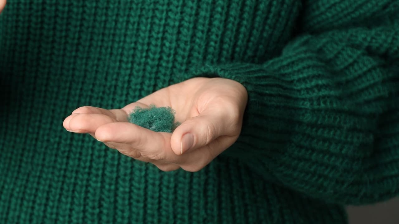 La bolitas o pelotillas de pelusa en la ropa son causadas por diversos factores, entre los que se encuentran un mal lavado además del roce con otras prendas. 
<br>