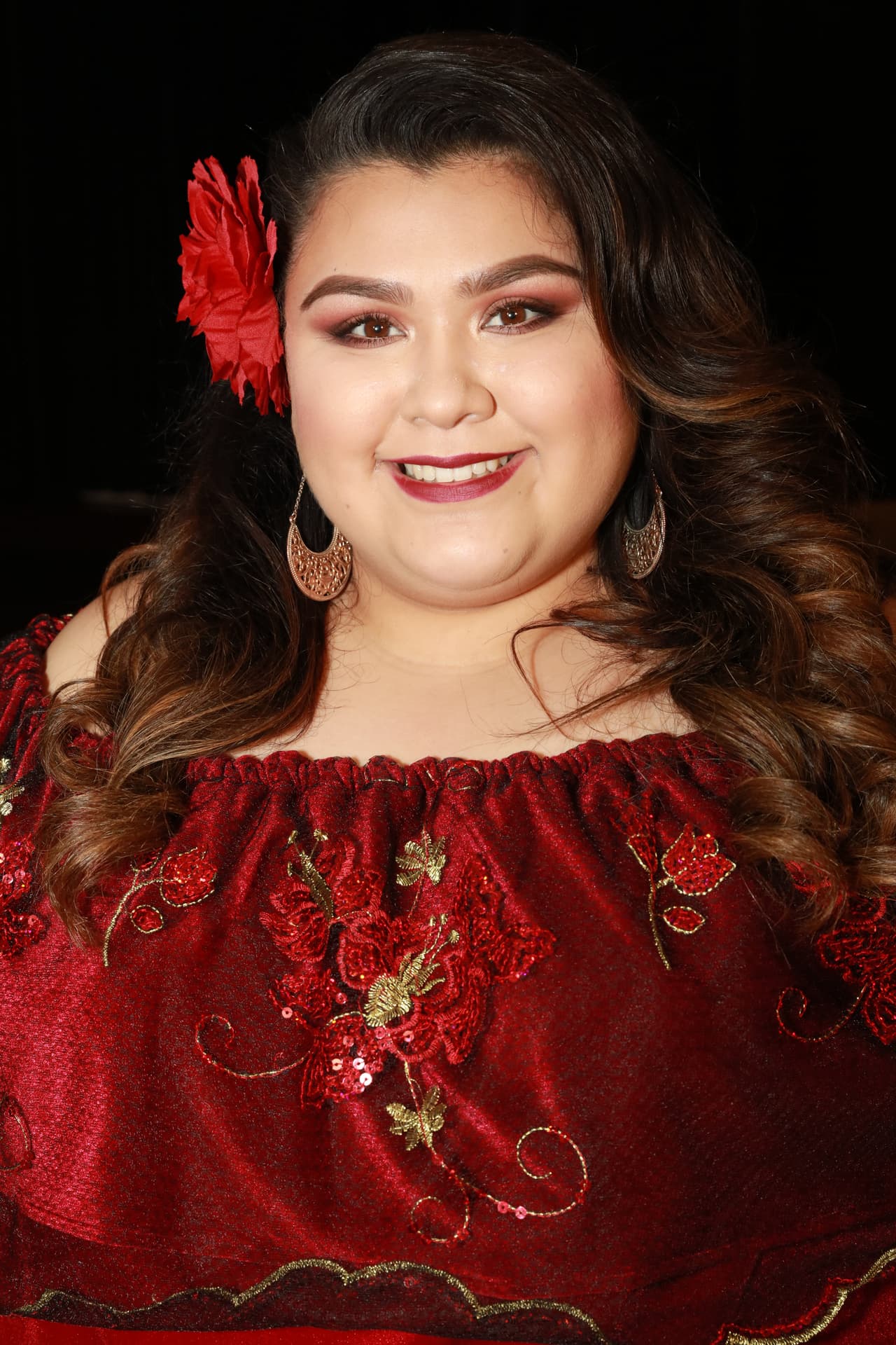 Briseida García
<br>
<br>
<a href="http://www.univision.com/shows/la-reina-de-la-cancion/al-chile-y-sin-editar-de-rojo-llegaron-estas-dos-y-la-pasion-de-ambas-estremecio-a-los-jueces-video">Mira su audición aquí</a>