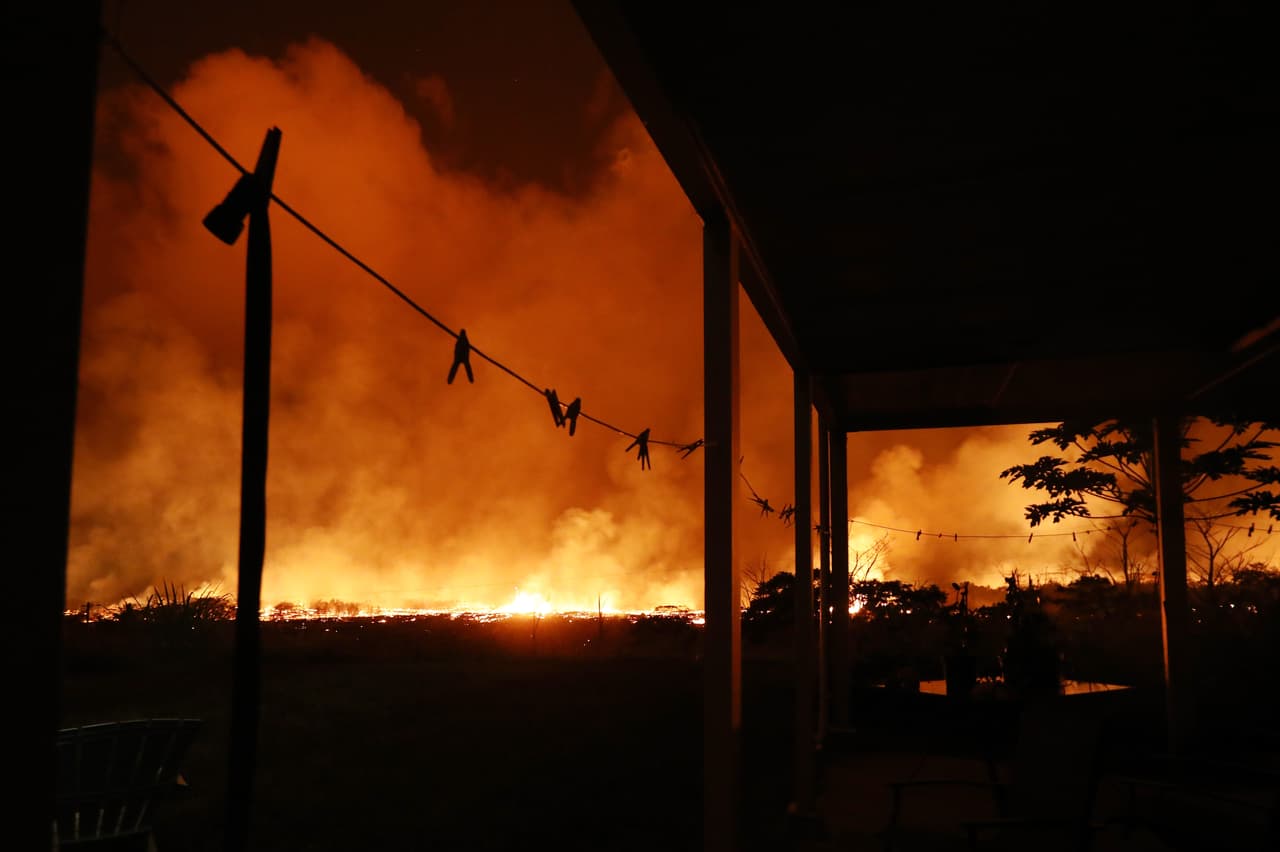 El servicio geológico de Estados Unidos (USGS), que monitorea volcanes y sismos en todo el mundo, señaló en su página web que "un flujo rápido de lava pahoehoe emergió de la fisura 20... continuando su flujo hacia el sureste".