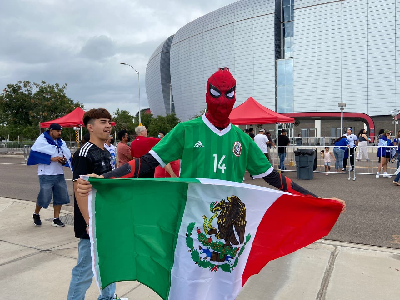De acuerdo con información de Gibrán Araige de 
<b>TUDN</b>, 
<b><a href="https://www.univision.com/deportes/futbol/copa-oro/boletos-agotados-mexico-vs-honduras-qatar-vs-el-salvador-copa-oro">los juegos México vs. Honduras y Qatar vs. El Salvador tendrán todo el aforo disponible que será de casi 64 mil aficionados presentes en las gradas</a></b> del Estadio State Farm.