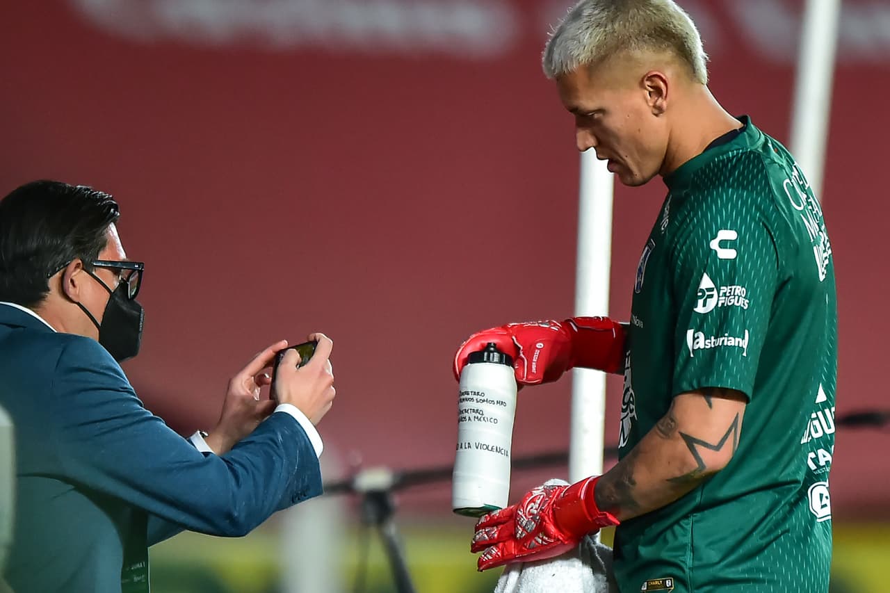 Con un solitario gol de Heriberto Jurado, Necaxa volvió a la senda de la victoria al vencer a Gallos Blancos en un partido con muchos tintes de llamados por la paz tras los acontecimientos violentos en Querétaro.