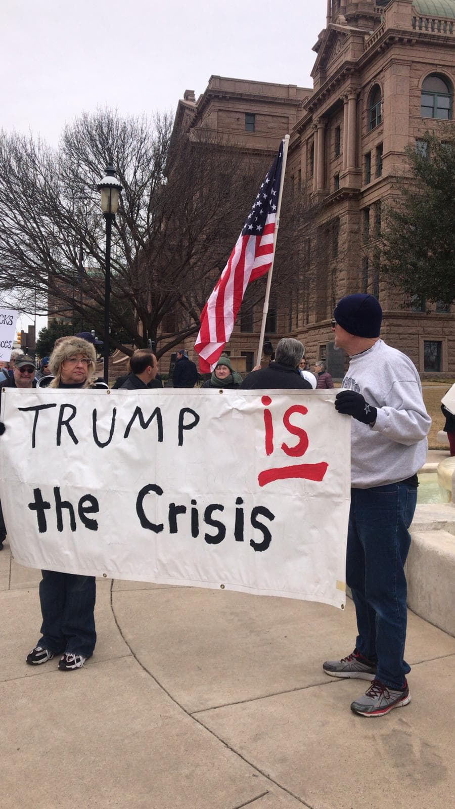 El presidente Donald declaró la emergencia nacional el viernes luego de no haber conseguido que el Congreso aprobara 5,700 millones de dólares para levantar un muro en la frontera con México.
<br>