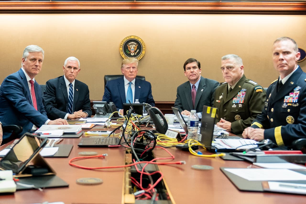 La otra foto del grupo en la sala situacional. Los civiles que lo acompañan son el Secretario de Defensa Mark T. Sper, el asesor de seguridad nacional, Robert O’brien y el vicepresidente Mike Pence. Los militares son el general Mark A. Milley, presidente del Estado Mayor Conjunto y el general Marcus Evans, subdirector de operaciones especiales en el Estado Mayor Conjunto.