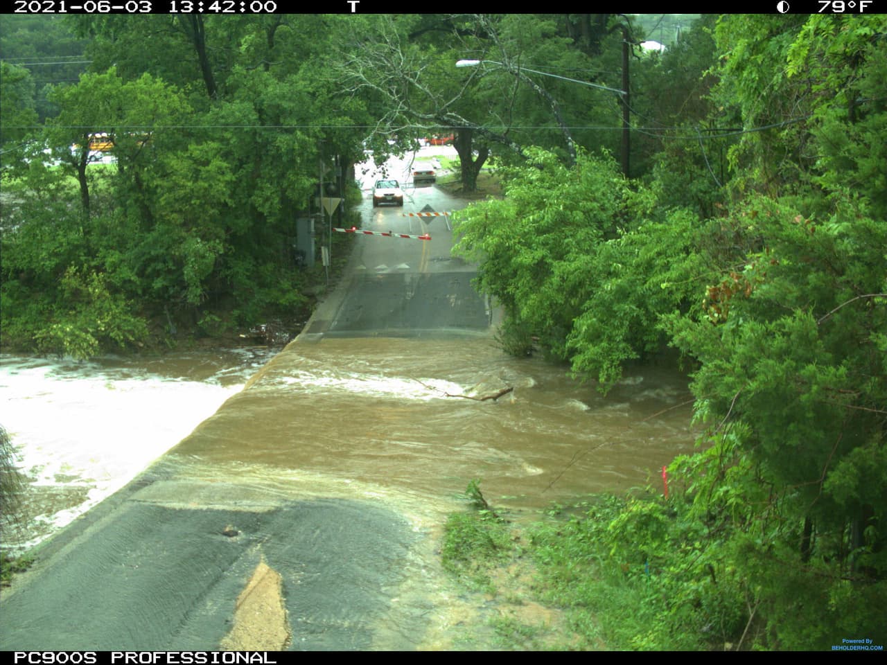 Old Bee Caves at Williamson Creek
<br>
<br>“La gente subestima la fuerza y el poder del agua. Muchas de las muertes ocurren en automóviles arrastrados río abajo”, dice el 
<a href="https://www.weather.gov/safety/flood-turn-around-dont-drown" target="_blank">Servicio Nacional de Meteorología.</a>