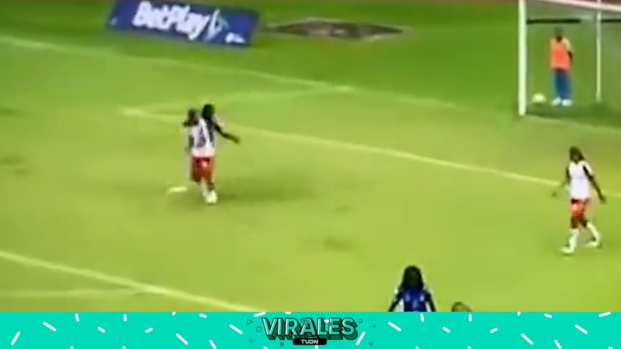 Indignante: Jugadora lanzó puñetazo a su rival sin el balón el juego