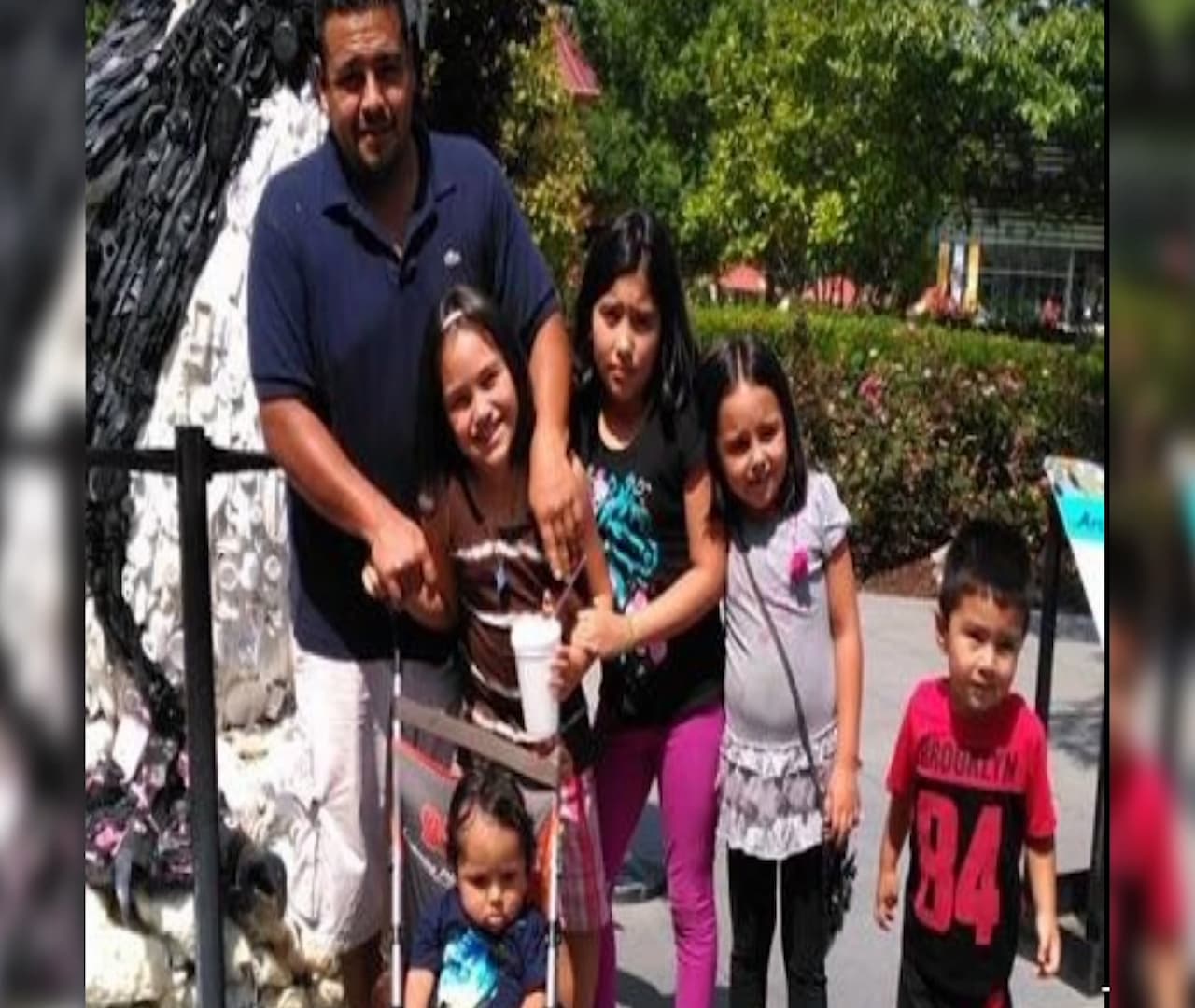 Cuando las autoridades llegaron a su casa encontraron
<a href="https://www.univision.com/local/atlanta-wuvg/la-historia-de-la-sonrisa-de-isabel-martinez-la-mujer-que-asesino-a-cuchilladas-a-4-de-sus-hijos-y-su-esposo" target="_blank">los cuerpos sin vida de Martín Romero, de 33 años, y a sus 4 hijos, Isabella, de 10 años, Dacota, de 7, Dylan, de 4 y Axel, de 2. Diana, de 9 años, fue quien sobrevivió</a>.