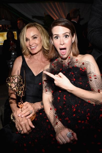 Jessica Lange y Sarah Paulson festejando por el galardón.