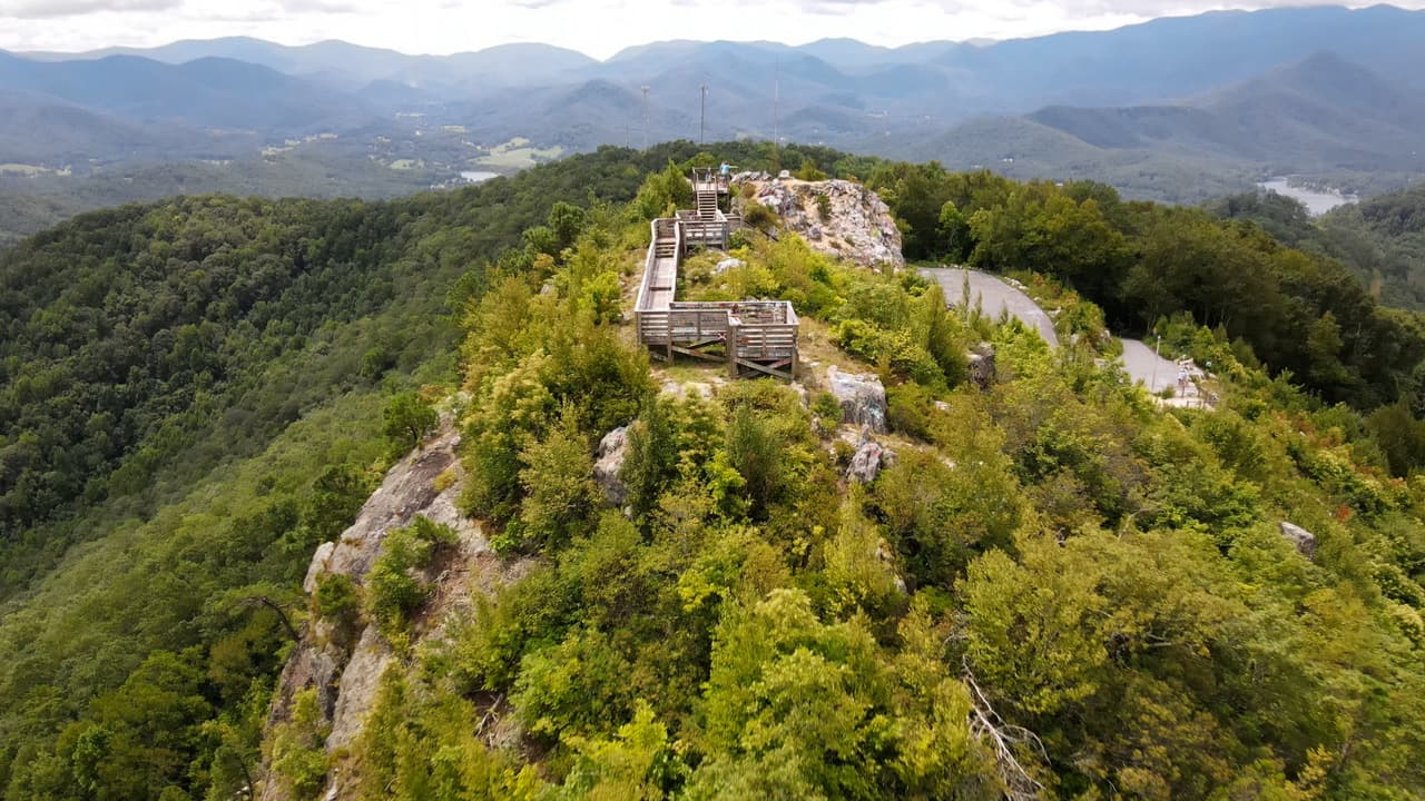 Para llegar, deberás transitar una carretera que por momentos se vuelve angosta y muy empinada, y -de ser posible- se recomienda utilizar un vehículo de tracción en las cuatro ruedas.
