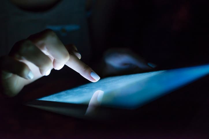 Científicos advierten que la luz azul que emiten los teléfonos inteligentes y tabletas aumenta el riesgo de perder la visión