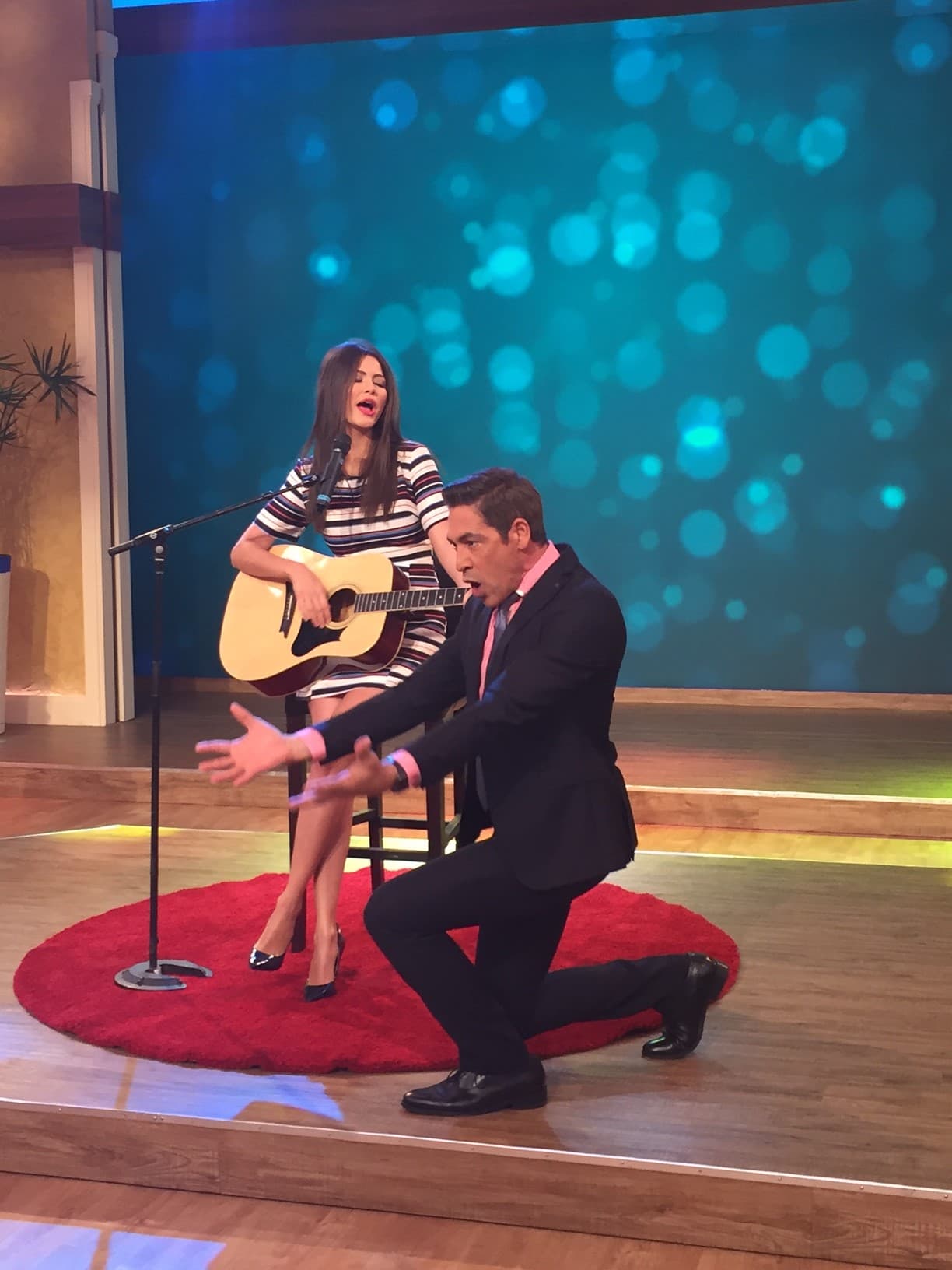 Aunque no es muy buena cantante, Ana le pone sentimiento a todo lo que hace.