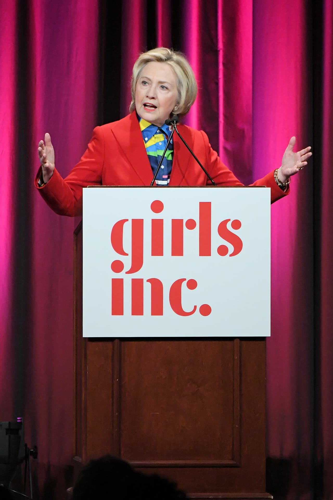 Al parecer, para Hillary quedaron atrás los tonos pasteles y está optando también por una combinación de colores que contrasten.