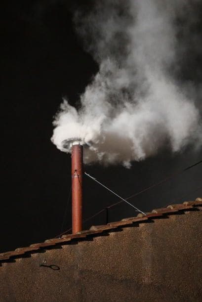 Otros hicieron ondear las banderas de sus países y del Vaticano que portaban a la espera de ver salir al balcón principal engalanado con terciopelo granate al nuevo papa, quien se asomará para dirigir sus primeras palabras al mundo como Pontífice. (Con información de Efe).