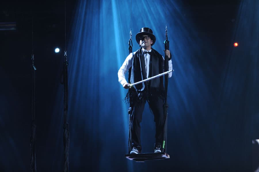 Durante el performance, hubo un pequeño percance y el mecanismo que debía bajar a Nacho al escenario se averió por lo que se quedó por los aires.