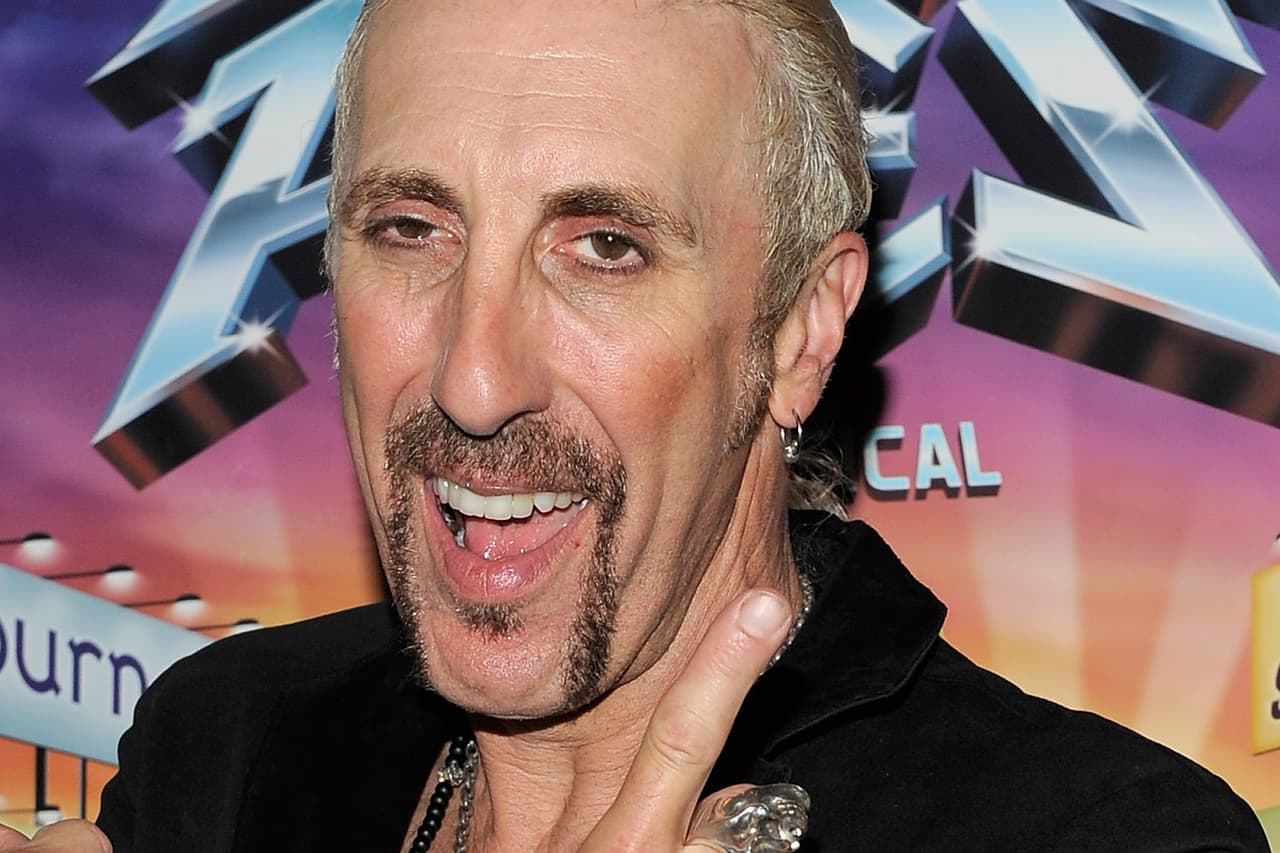 <b>Dee Snider.</b> El líder de la banda Twisted Sister
<b> </b>había dado permiso a Trump para usar el tema ‘We are not going to take it’ durante su campaña, porque consideraba que el mensaje de rebelión de la canción se ajustaba al candidato. Sin embargo, el músico cambió de opinión cuando escuchó mejor sus posiciones políticas. “Es muy molesto para mí, porque no estoy totalmente de acuerdo con sus posiciones extremistas”, dijo Snider en una entrevista de la publicación
<a href="https://loudwire.com/dee-snider-reconsidering-decision-donald-trump-use-twisted-sister-classic-campaign/"><u>Loudwire</u></a>. Luego contó que Trump dejó de usar su música la misma noche que se lo pidió.