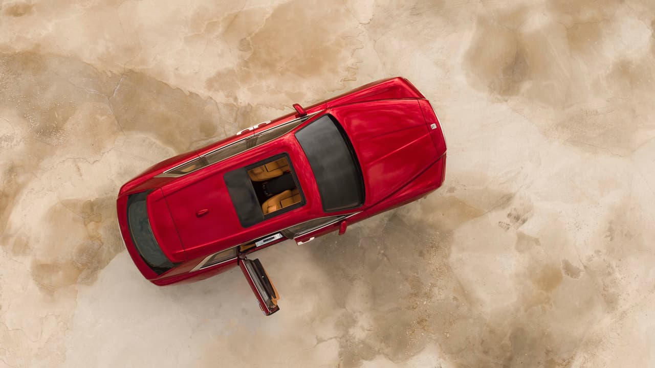 Las carrocería y plataforma de la Rolls-Royce Cullinan hacen 
<b>uso extenso del aluminio</b> lo cual, al considerar su enorme peso de 5,864 libras, da una idea del enorme tamaño de la camioneta.