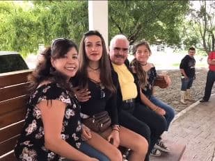 Pero no es el único famoso que ha estado en una situación difícil por acusaciones de esta índole y Vicente Fernández, fue duramente criticado por una foto a principios de este 2021, donde se veía que estaba tocando indebidamente a una fan.