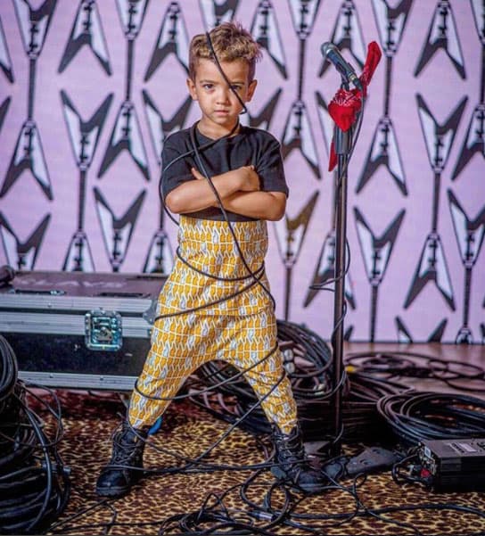 Sin duda 
<b>Lil' Santo</b>, como lo llama 
<b><a href="https://www.univision.com/shows/pequenos-gigantes/nacho-es-juez-en-pequenos-gigantes#rel">Nacho</a></b>, es el que tiene más actitud para posar ante la cámara, basta ver las imágenes que su padre comparte en Instagram.