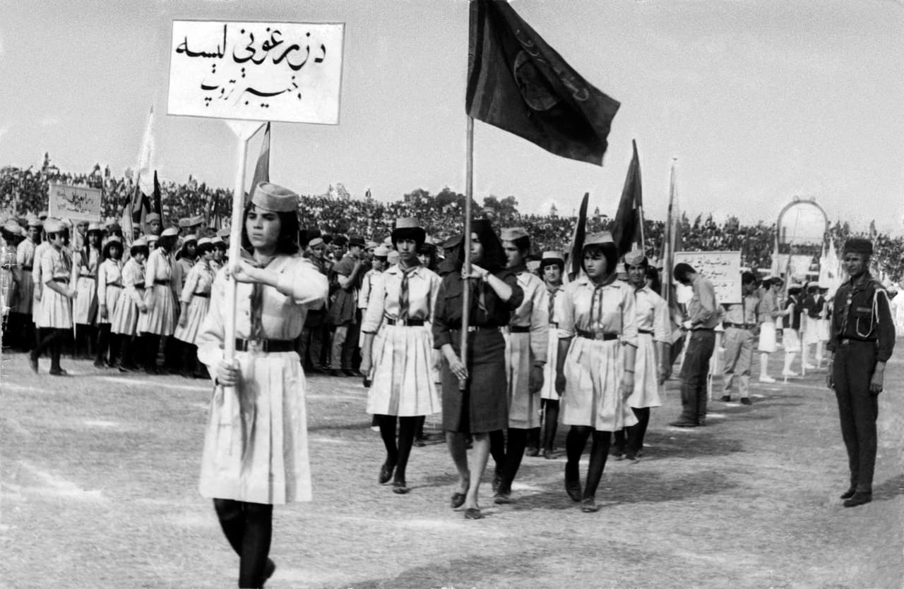 Un desfile de mujeres scouts por las calles de Kabul, en 1965.
<br>
<br>En esa época también se construyeron carreteras, presas, centrales eléctricas y fábricas, se llevaron a cabo proyectos de riego y se amplió la educación.
<br>
<br>