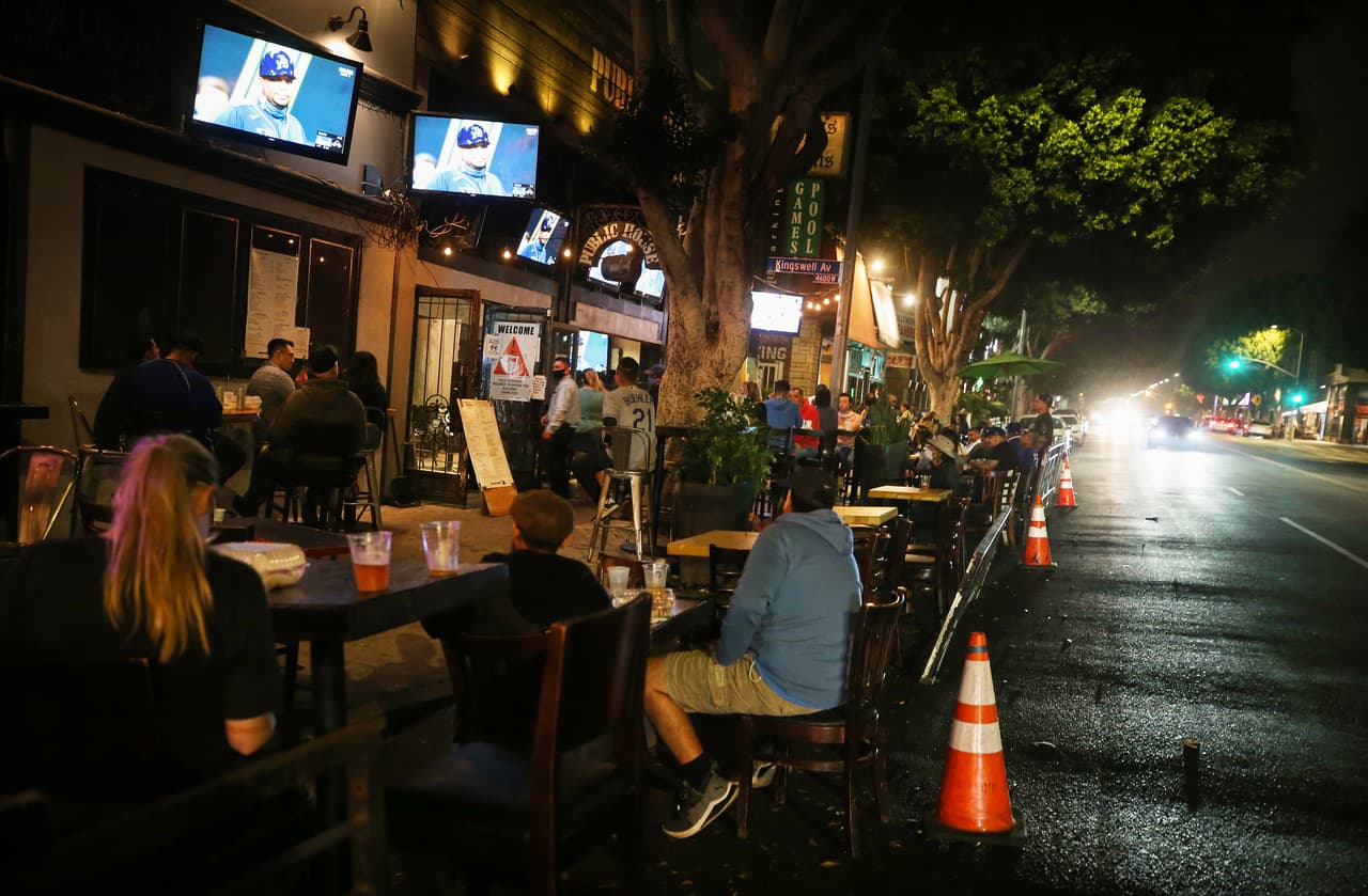 Además de la nueva restricción para los restaurantes en Los Ángeles, en la jurisdicción también se mantiene vigente el toque de queda en todo California.