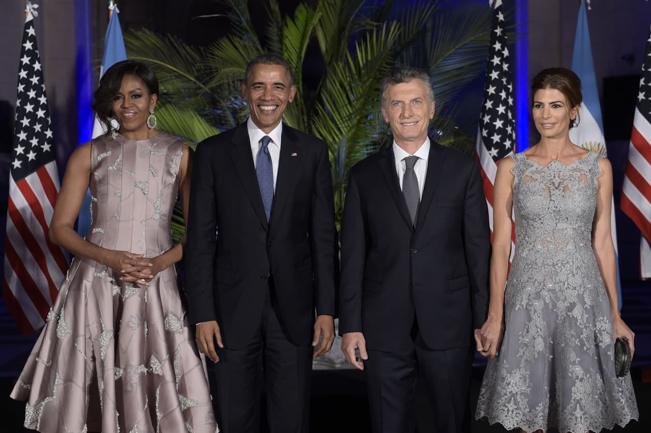Michelle Obama, con un vestido rosa pálido y Juliana Awada, con un traje gris acero y encaje creado por el argentino Gabriel Lage, deslumbraron de nuevo con sus elecciones en la cena de Estado ofrecida por el presidente argentino, Mauricio Macri, en el Centro Cultural Kirchner en honor al mandatario de los Estados Unidos. En la cena Michelle y Obama se animaron a bailar tango.