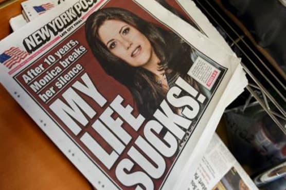 Alertas por correo que le llegan sobre noticias de Monica Lewinsky.
<br>
