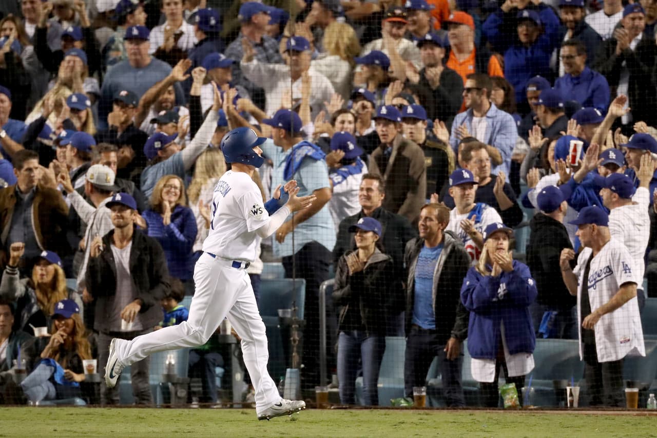 Mientras Joc Pederson corría al home. El 5-1 aún mantiene las esperanzas de Los Angeles.