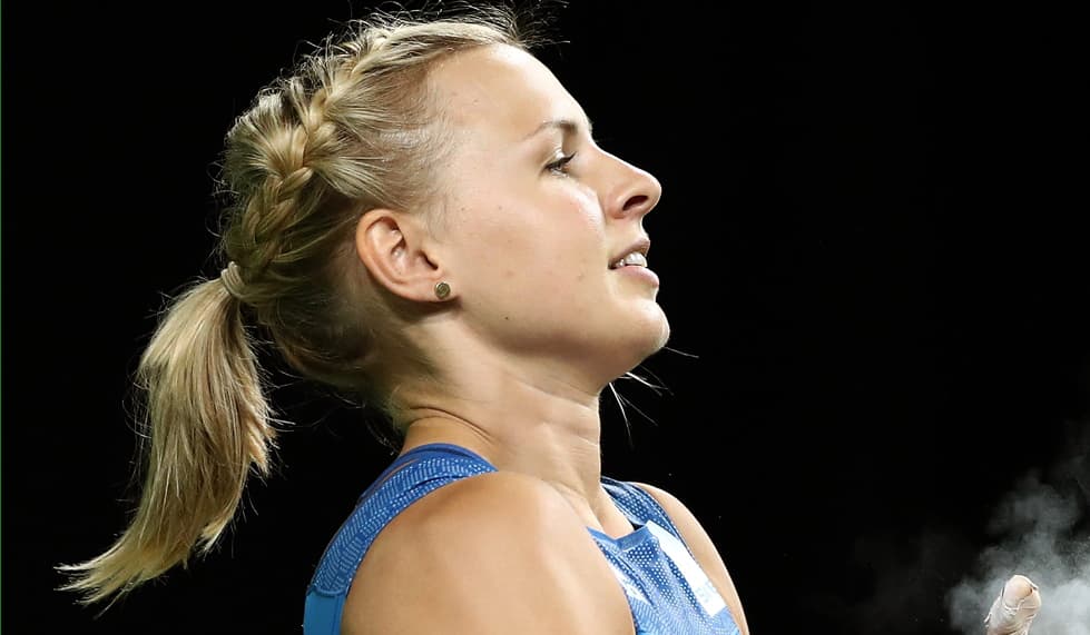 Para el levantamiento de pesas la sueca Angélica Roos mantuvo el pelo bajo control gracias a una trenza de lado que sujetó en una cola de caballo. Este peinado la mantuvo fresca, pues con todo y el esfuerzo que realizó no la vimos sudar.
<br>