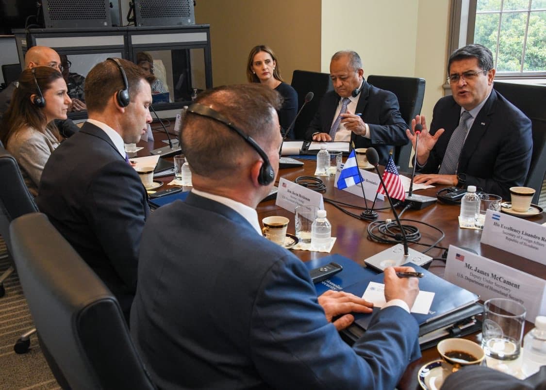 El presidente de Honduras, Juan Orlando Hernández, reunio con el Secretario Interino de Seguridad Nacional de EEUU, Kevin McAleenan, en Washington, Agosto 26, 2019.