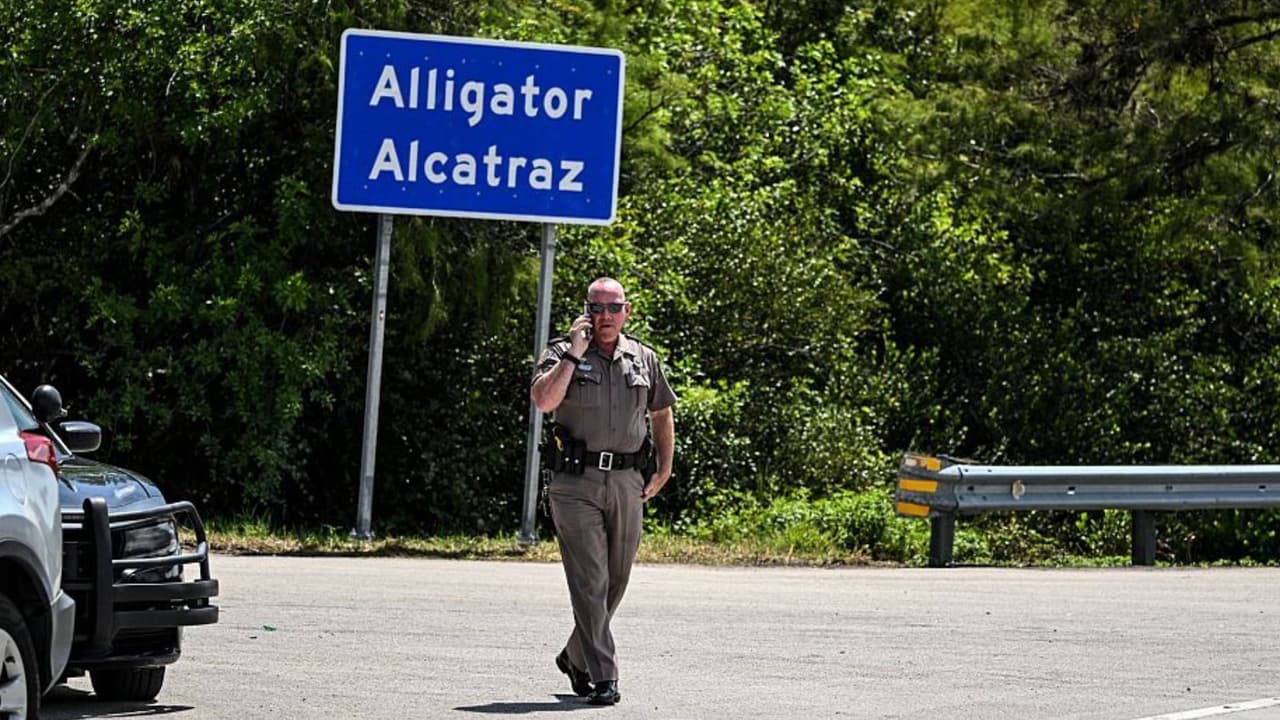 Desde su apertura, la cárcel de migrantes Alcatraz de los Caimanes ha causado una gran controversia, pues familiares y detenidos han denunciado las condiciones inhumanas en las que se encuentran. 
<br>