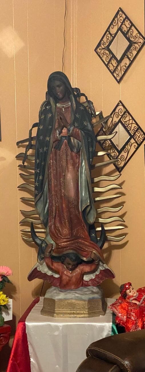 “La virgen fue la que me despertó, me aviso que estábamos en peligro y estaba pasando lo que pasó, porque yo desperté y les hablé porque ellos ya estaban bien cerquitas de la lumbre”, dijo Angel Vera, esposo de Epigmenia. 
<br>