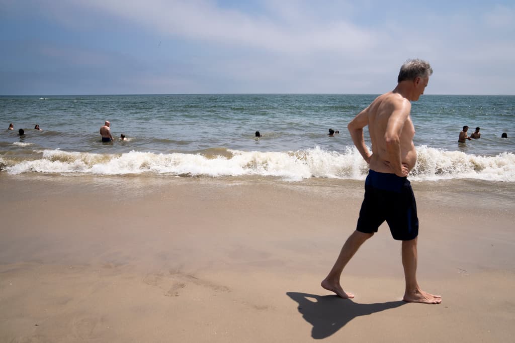 Los bañistas disfrutan de las aguas poco profundas mientras se realiza un vuelo de patrulla de tiburones.
