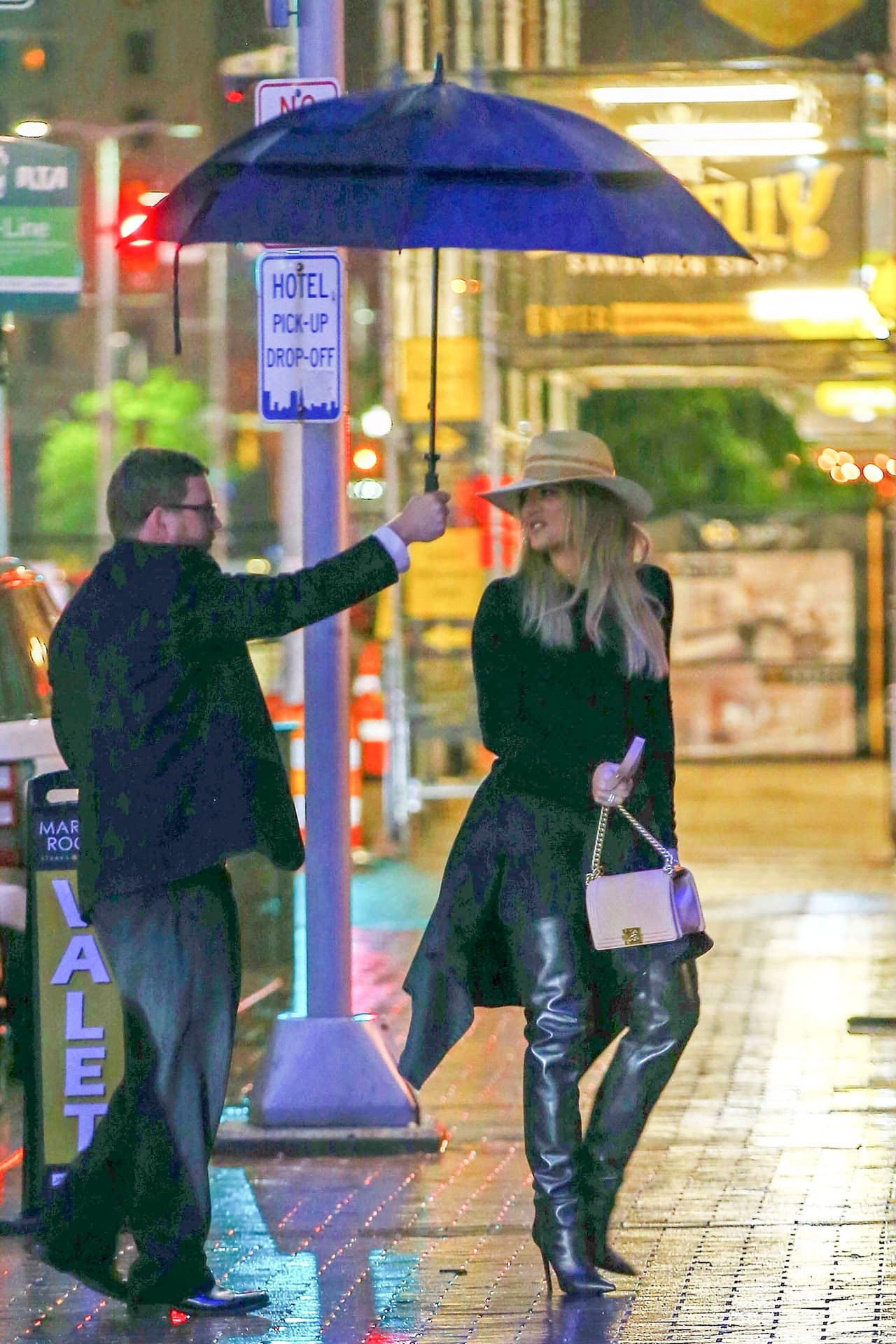 Hace apenas dos semanas 
<b><a href="https://www.univision.com/entretenimiento/khloe-kardashian-pide-a-sus-haters-que-se-guarden-sus-consejos">envió un mensaje</a> </b>a sus 'haters' en las redes sociales: "La gente estos días anda concentrada en la vida de los demás en vez de la suya".