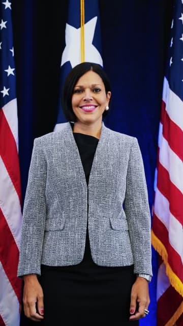 <b>Carmen Ana González Magaz</b> - Bajo la próxima administración la doctora fue designada como secretaria del Departamento de la Familia. Actualmente dirige la oficina para la Integración de la Familia y la Comunidad del Departamento de Educación de Puerto Rico.