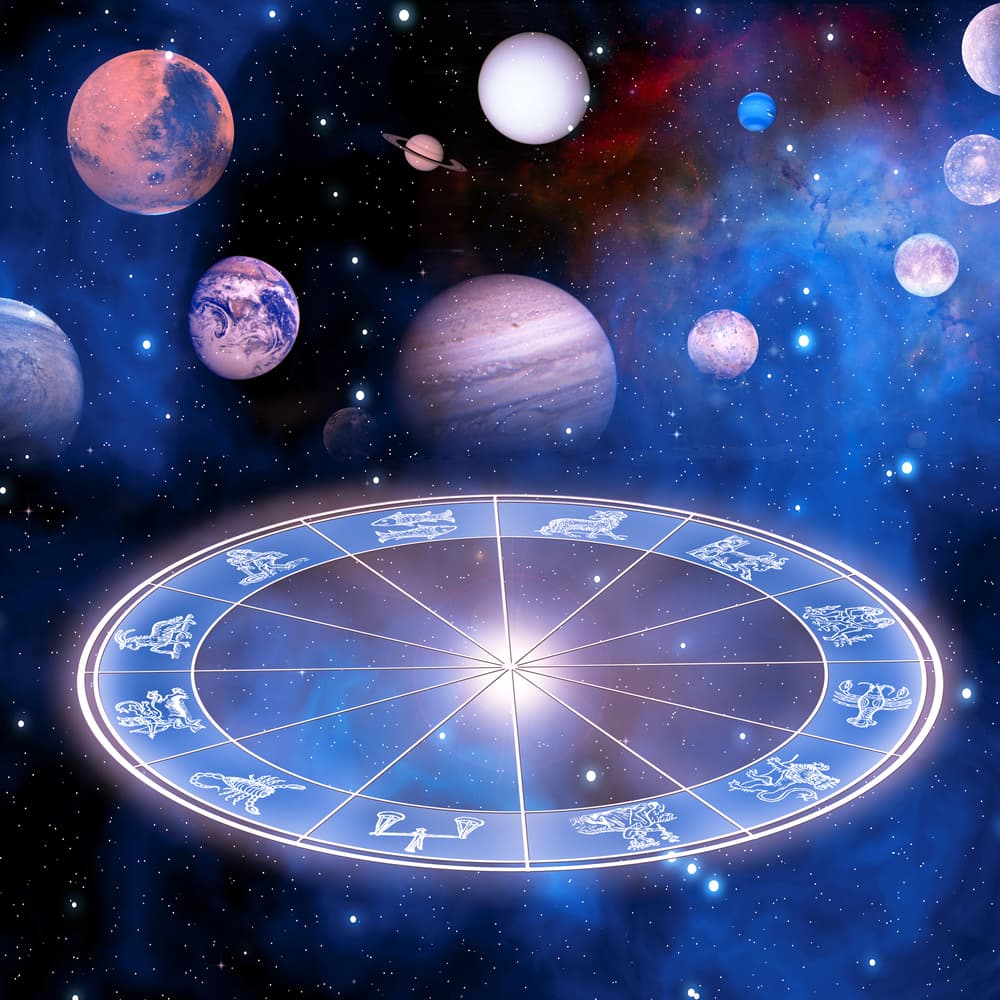 Por tanto, en la astrología Saturno es considerado el planeta del tiempo y del karma. El karma es la ley de causa y efecto, y se entiende que Saturno se encarga de enfrentarnos con las consecuencias de nuestros actos. Eso se presenta especialmente a los 29 años, cuando Saturno regresa por tránsito a su posición original, formando una conjunción con el Saturno natal. Es un tiempo de reflexión, cuando miramos atrás y valoramos lo que hemos hecho hasta ese momento para corregir los errores y seguir hacia adelante con mayor madurez.