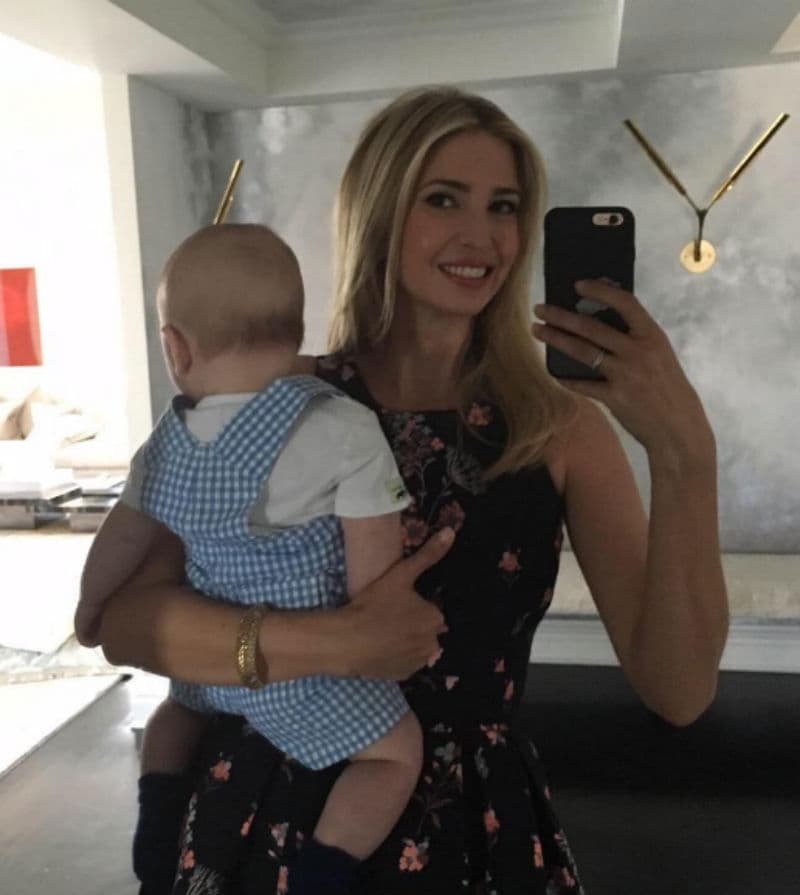 Ivanka Marie Trump es hija de Donald Trump y su primera esposa, Ivana. Tiene 34 años y, como casi todos los miembros de su familia, es empresaria. Tiene 3 hijos con su esposo Jared Kushner. Ivanka fue modelo y ahora se dedica a vender una línea de ropa y accesorios.