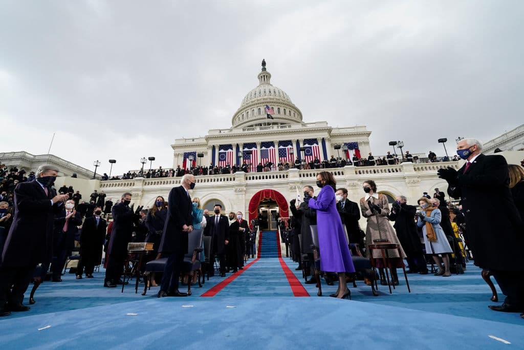 Joe Biden y Kamala Harris, minutos antes de ser juramentados en las escalinatas de la fachada este del Capitolio de Washington DC.