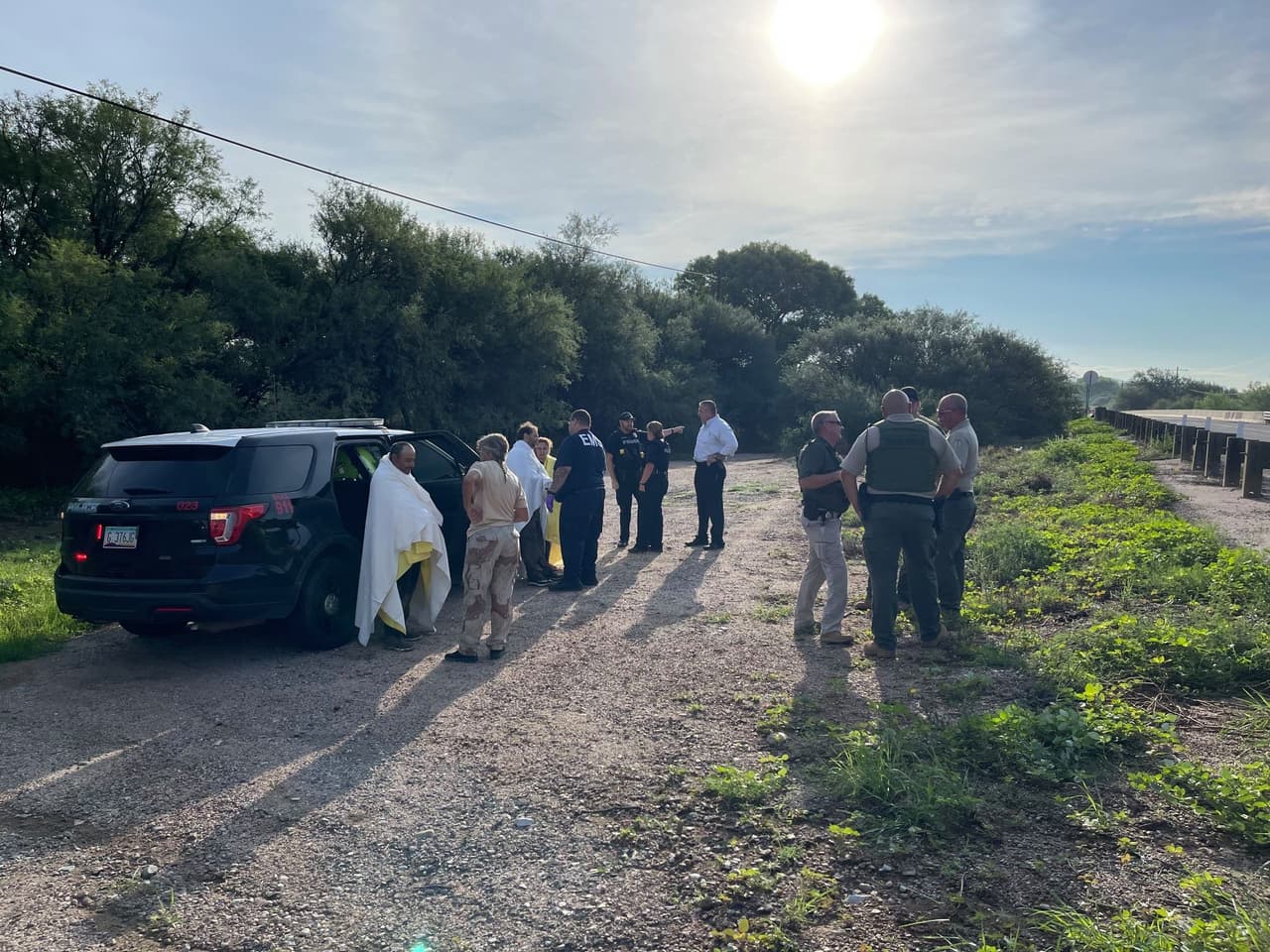 Un hombre se seca luego de ser rescatado de aguas rápidas en el río San Pedro.