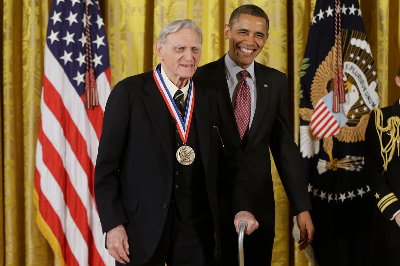 En esta foto de 2013, el presidente Barak Obama le concede la Medalla Nacional de la Ciencia al doctor John Goodenough, de la Universidad de Texas, Premio Nobel de Química este 2019.