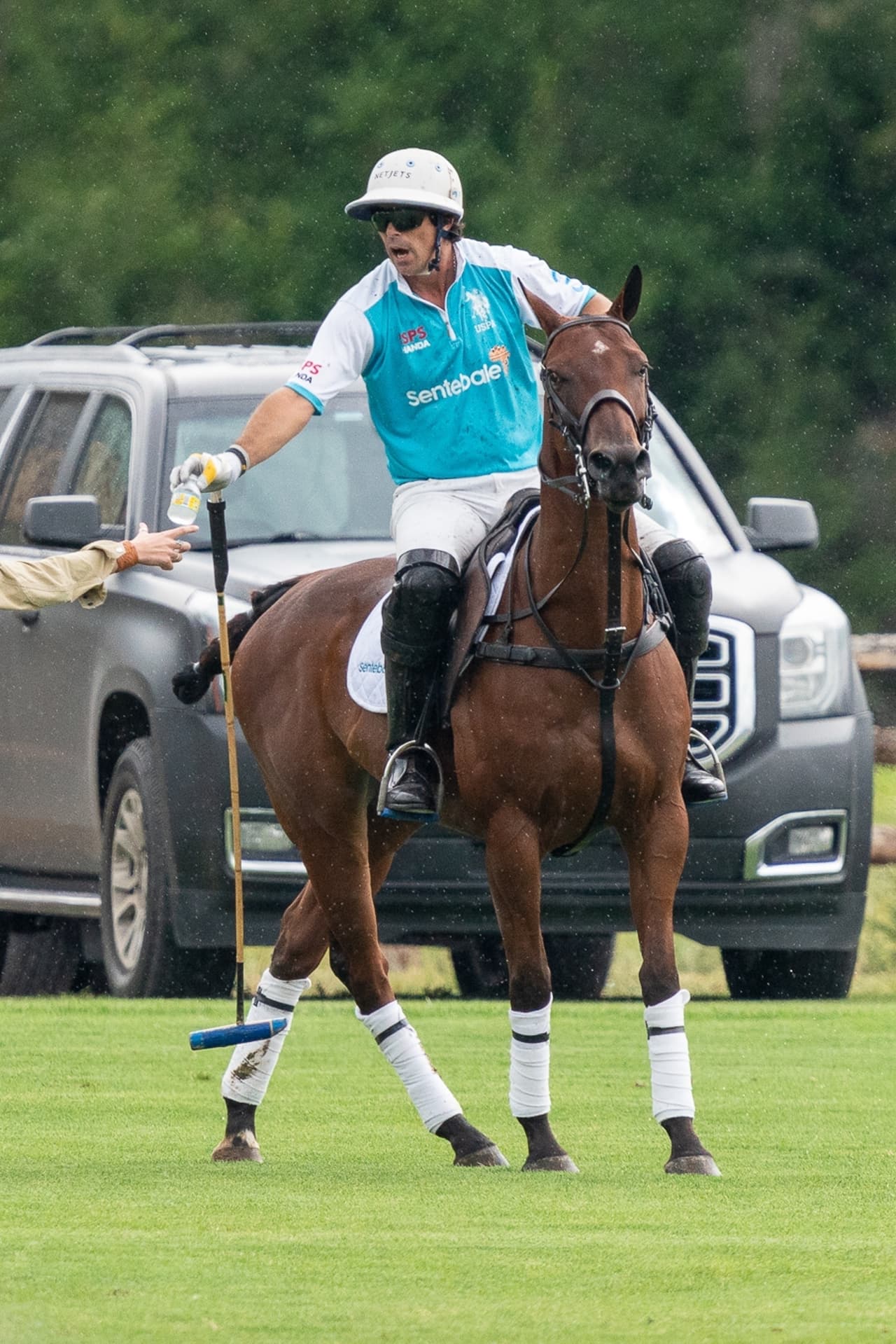 Tanto el deportista como Harry estuvieron al frente de un equipo y el del esposo de Meghan Markle resultó ganador. 
<b>Harry anotó dos de los tres goles</b> que le otorgaron el triunfo.