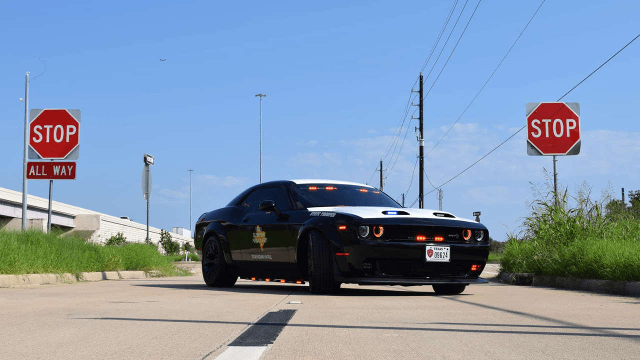 “¿Quién sino el gobierno robaría el auto de alguien y luego haría una publicación no solo para alardear de ello, sino para 
<b>amenazar con robar más autos</b> en el futuro?”, comentó en la publicación Spike Cohen, el nominado a vicepresidente por el Partido Libertario en 2020.
<br>
<br>“Este automóvil probablemente fue robado bajo 
<b>confiscación de bienes civiles</b>, lo que significa que su propietario 
<b>nunca tuvo la oportunidad de probar su inocencia</b> en el juicio”, agregó Cohen.