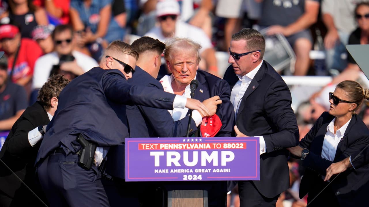 El candidato presidencial Donald Trump sufrió un atentado cuando dirigía un discurso en Butler, Pensilvania. Una bala rozó la oreja del expresidente, quien al sentir el impacto, se tiró al piso.